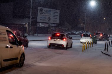 Geceleri Bükreş 'te şiddetli kar fırtınası ve trafik varken Romanya' da