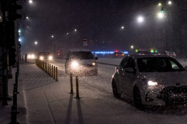Geceleri Bükreş 'te şiddetli kar fırtınası ve trafik varken Romanya' da