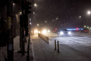 Geceleri Bükreş 'te şiddetli kar fırtınası ve trafik varken Romanya' da