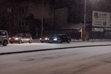 Geceleri Bükreş 'te şiddetli kar fırtınası ve trafik varken Romanya' da