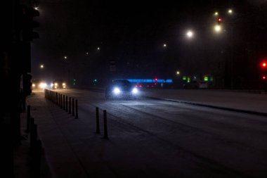 Geceleri Bükreş 'te şiddetli kar fırtınası ve trafik varken Romanya' da