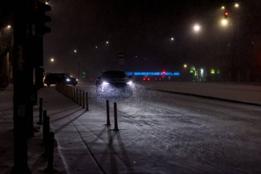 Geceleri Bükreş 'te şiddetli kar fırtınası ve trafik varken Romanya' da