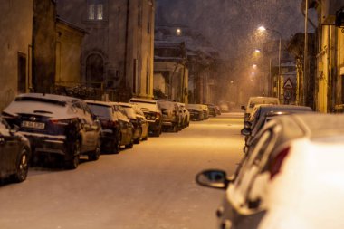 Geceleri Bükreş 'te şiddetli kar fırtınası ve trafik varken Romanya' da