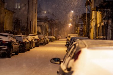 Geceleri Bükreş 'te şiddetli kar fırtınası ve trafik varken Romanya' da