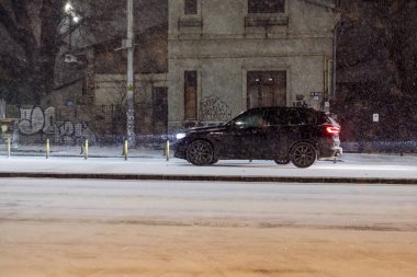 Geceleri Bükreş 'te şiddetli kar fırtınası ve trafik varken Romanya' da