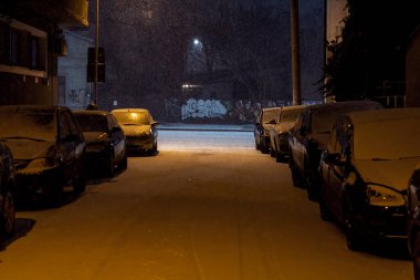 Geceleri Bükreş 'te şiddetli kar fırtınası ve trafik varken Romanya' da