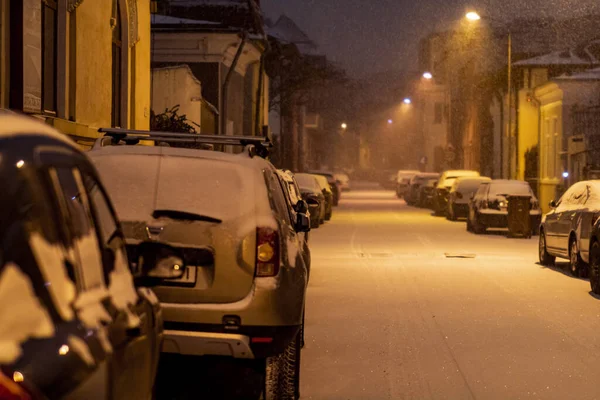 Geceleri Bükreş 'te şiddetli kar fırtınası ve trafik varken Romanya' da