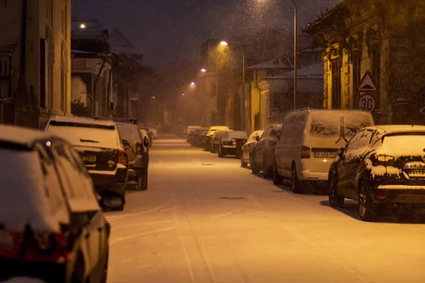 Geceleri Bükreş 'te şiddetli kar fırtınası ve trafik varken Romanya' da