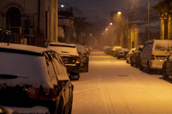 Geceleri Bükreş 'te şiddetli kar fırtınası ve trafik varken Romanya' da