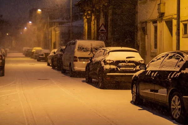 Geceleri Bükreş 'te şiddetli kar fırtınası ve trafik varken Romanya' da