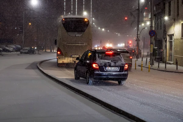 Geceleri Bükreş 'te şiddetli kar fırtınası ve trafik varken Romanya' da