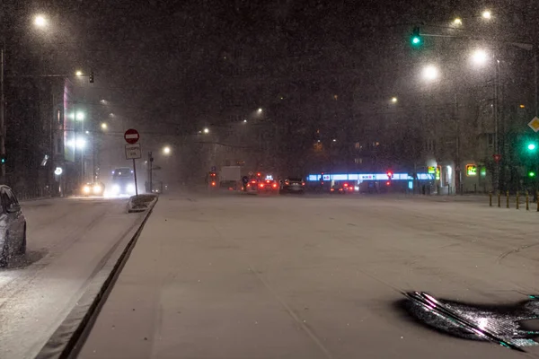 Geceleri Bükreş 'te şiddetli kar fırtınası ve trafik varken Romanya' da