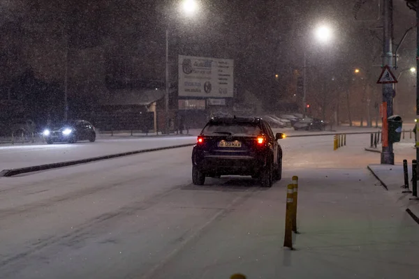 Geceleri Bükreş 'te şiddetli kar fırtınası ve trafik varken Romanya' da