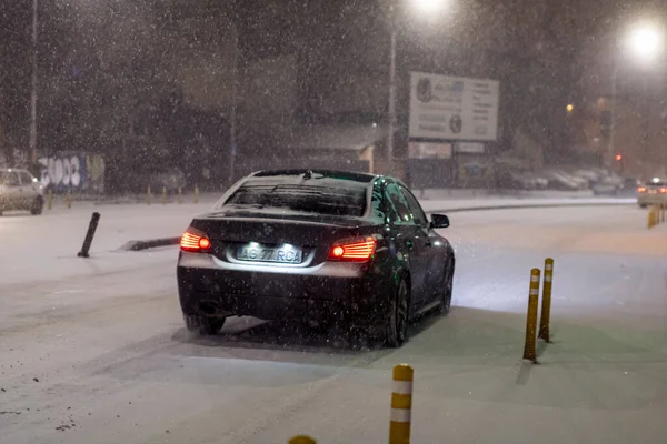 Geceleri Bükreş 'te şiddetli kar fırtınası ve trafik varken Romanya' da