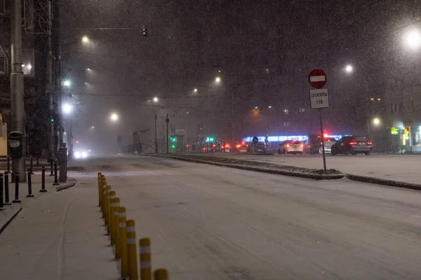 Geceleri Bükreş 'te şiddetli kar fırtınası ve trafik varken Romanya' da