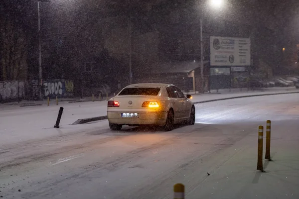 Geceleri Bükreş 'te şiddetli kar fırtınası ve trafik varken Romanya' da