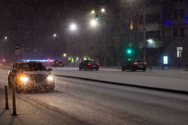 Geceleri Bükreş 'te şiddetli kar fırtınası ve trafik varken Romanya' da