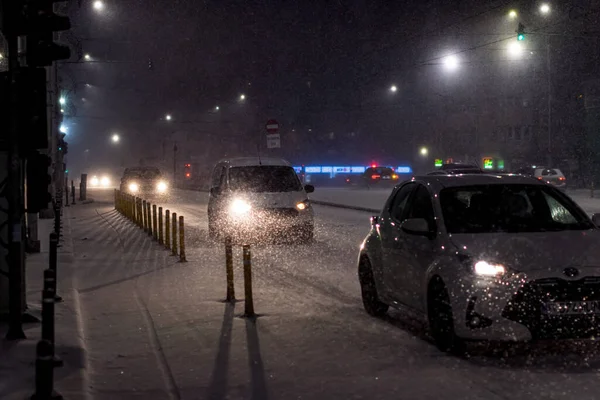 Geceleri Bükreş 'te şiddetli kar fırtınası ve trafik varken Romanya' da
