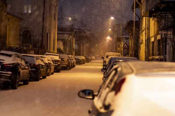 Geceleri Bükreş 'te şiddetli kar fırtınası ve trafik varken Romanya' da