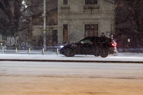 Geceleri Bükreş 'te şiddetli kar fırtınası ve trafik varken Romanya' da
