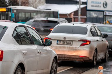 Romanya 'nın karlı yollarında kış boyunca arabalarla sabah trafiği sıkışık