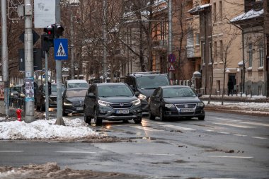 Romanya 'nın karlı yollarında kış boyunca arabalarla sabah trafiği sıkışık