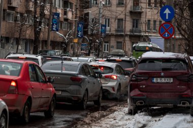 Romanya 'nın karlı yollarında kış boyunca arabalarla sabah trafiği sıkışık