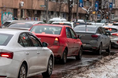 Romanya 'nın karlı yollarında kış boyunca arabalarla sabah trafiği sıkışık