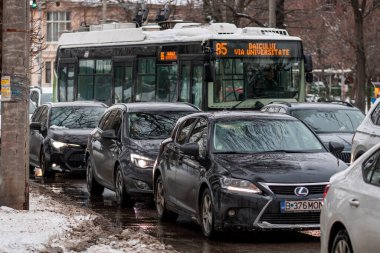 Romanya 'nın karlı yollarında kış boyunca arabalarla sabah trafiği sıkışık
