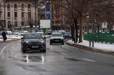 Romanya 'nın karlı yollarında kış boyunca arabalarla sabah trafiği sıkışık