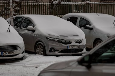 Romanya 'nın karlı yollarında kış boyunca arabalarla sabah trafiği sıkışık
