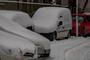 Romanya 'nın karlı yollarında kış boyunca arabalarla sabah trafiği sıkışık