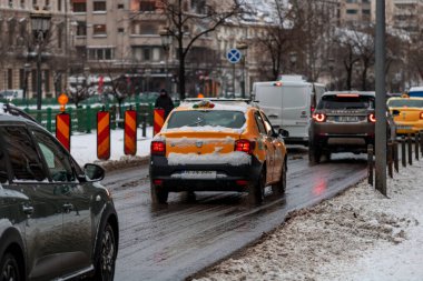Romanya 'nın karlı yollarında kış boyunca arabalarla sabah trafiği sıkışık