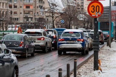 Romanya 'nın karlı yollarında kış boyunca arabalarla sabah trafiği sıkışık