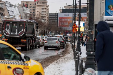Romanya 'nın karlı yollarında kış boyunca arabalarla sabah trafiği sıkışık