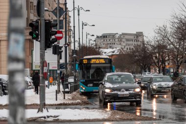 Romanya 'nın karlı yollarında kış boyunca arabalarla sabah trafiği sıkışık