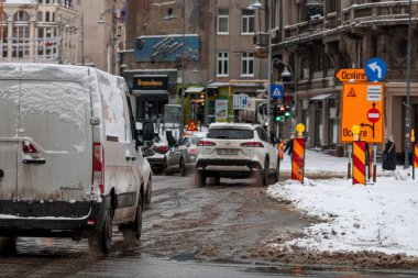Romanya 'nın karlı yollarında kış boyunca arabalarla sabah trafiği sıkışık