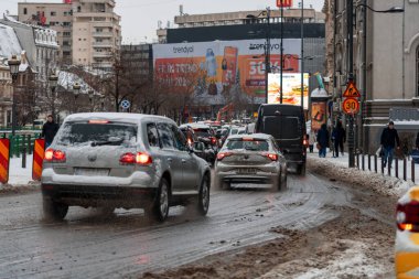 Romanya 'nın karlı yollarında kış boyunca arabalarla sabah trafiği sıkışık
