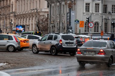 Romanya 'nın karlı yollarında kış boyunca arabalarla sabah trafiği sıkışık