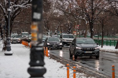 Romanya 'nın karlı yollarında kış boyunca arabalarla sabah trafiği sıkışık