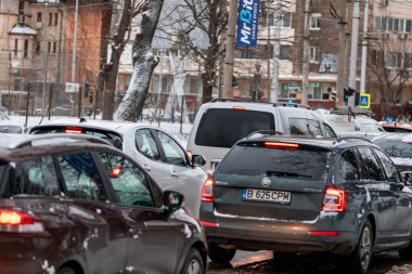 Romanya 'nın karlı yollarında kış boyunca arabalarla sabah trafiği sıkışık