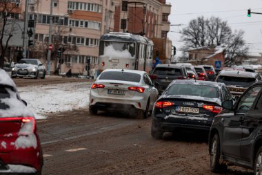 Romanya 'nın karlı yollarında kış boyunca arabalarla sabah trafiği sıkışık