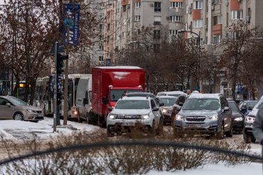 Romanya 'nın karlı yollarında kış boyunca arabalarla sabah trafiği sıkışık