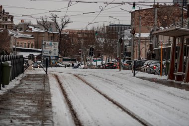 Romanya 'nın karlı yollarında kış boyunca arabalarla sabah trafiği sıkışık