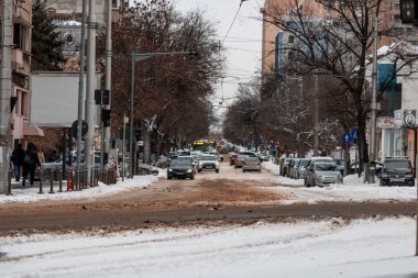Romanya 'nın karlı yollarında kış boyunca arabalarla sabah trafiği sıkışık