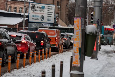 Romanya 'nın karlı yollarında kış boyunca arabalarla sabah trafiği sıkışık
