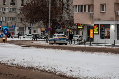 Romanya 'nın karlı yollarında kış boyunca arabalarla sabah trafiği sıkışık