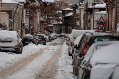 Romanya 'nın karlı yollarında kış boyunca arabalarla sabah trafiği sıkışık