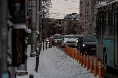 Romanya 'nın karlı yollarında kış boyunca arabalarla sabah trafiği sıkışık