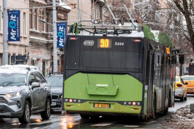 Bükreş 'teki karlı yollarda, toplu taşımacılık STB aracı ile kış sabahı ulaşımı gerçekleşti